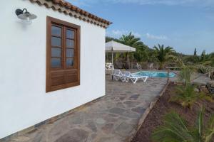 una casa bianca con finestra e piscina di Casa El Llano a Tijarafe