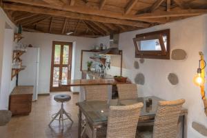 una cucina e una sala da pranzo con tavolo e sedie di Casa El Llano a Tijarafe