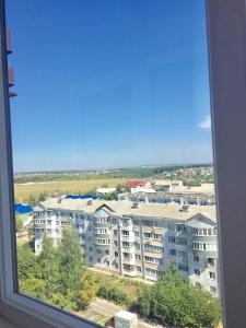 ベルゴロドにある'PozitiFF'の窓から大きなアパートメントビルの景色を望めます。