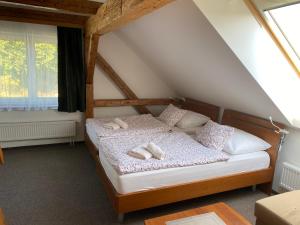 een slaapkamer met een bed met twee handdoeken erop bij Čtyři pokoje in Tachov