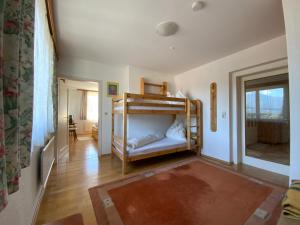 ケットシャッハにあるPension Lipicerの二段ベッド2組が備わる客室です。