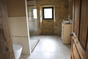 Imagen de la galería de Chambre spacieuse dans maison de caractère, au calme, avec belle vue, en Saint-Cirgues 14 fotos más