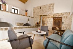 a living room with chairs and a table at Kapuhala Sicily in Marzamemi