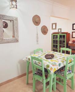 ein grüner Esstisch und Stühle in einem Zimmer in der Unterkunft FURAHA VILLA 3 in Chanjani