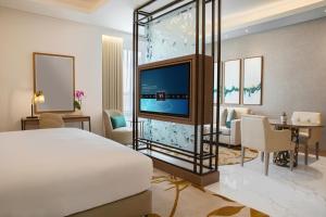 Postel nebo postele na pokoji v ubytování Al Jaddaf Rotana Suite Hotel + 37 fotografií