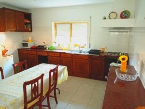 Een keuken of kitchenette bij Moradia Vila Rosa