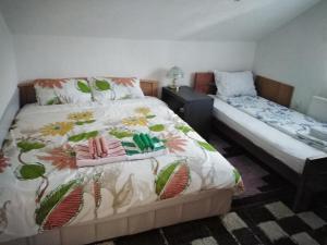Posteľ alebo postele v izbe v ubytovaní Apartmani Odmor i Mir