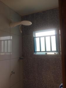 bagno con doccia e finestra di Point da Barra Seca a Ubatuba