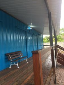 una terrazza in legno con 2 panche e una parete blu di Point da Barra Seca a Ubatuba