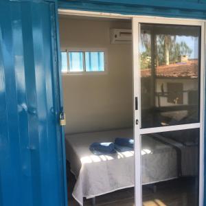 Camera con letto e porta scorrevole in vetro di Point da Barra Seca a Ubatuba