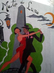 ein Bild eines Paares, das vor einem Leuchtturm tanzt in der Unterkunft Mate de luna in Buenos Aires