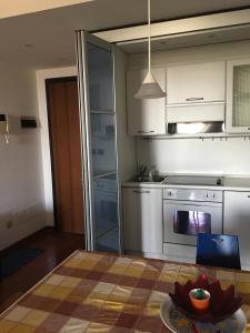 Kuchyň nebo kuchyňský kout v ubytování Appartamento vicino Golf club Le Robinie