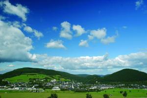 Ein allgemeiner Bergblick oder ein Berglick von des Aparthotels aus