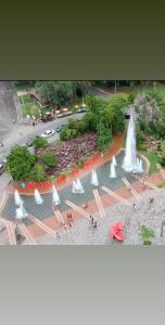 an aerial view of a fountain with a red umbrella at Piccola Pousada in Águas de São Pedro