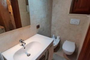 A bathroom at Trullo Pentimelle e Casa Pentimelle
