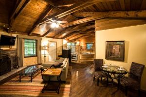 a living room with a couch and a table at Forrest Hills Mountain Resort in Dahlonega