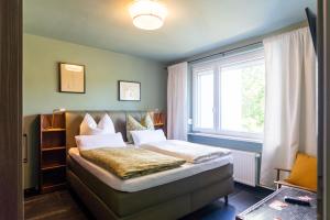un dormitorio con una cama y una ventana en Apartment ECH Königsberger, en Würzburg