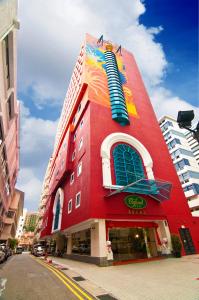 un bâtiment rouge avec une peinture sur son côté dans l'établissement Oxford Hotel, à Singapour