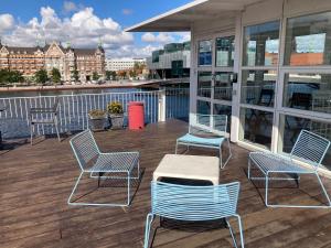 quatro cadeiras e uma mesa num deque com vista em Hotel CPH Living em Copenhague