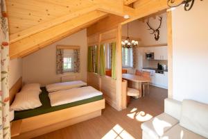 ein Schlafzimmer mit einem Bett und eine Küche in einem Haus in der Unterkunft Villa Lilly - Luxus Appartements im Villenviertel in Bad Ischl