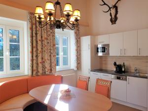 eine Küche mit einem Tisch und einem Esszimmer in der Unterkunft Villa Lilly - Luxus Appartements im Villenviertel in Bad Ischl