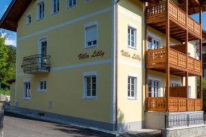 een gebouw met balkons aan de zijkant bij Villa Lilly - Luxus Appartements im Villenviertel in Bad Ischl