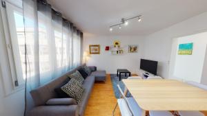 - un salon avec un canapé et une table dans l'établissement Le 22 Ehrmann, à Strasbourg