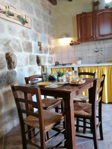 a wooden table in a kitchen with chairs around it at Borgo i Stritti in Petralia Soprana