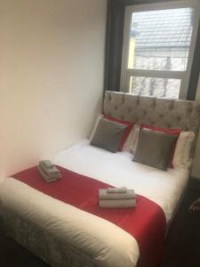 ein Schlafzimmer mit einem Bett mit zwei Handtüchern darauf in der Unterkunft Kirubash Central Pier Hotel in Blackpool