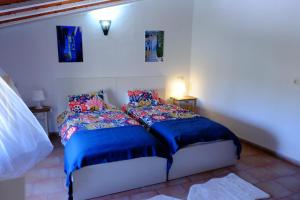 1 dormitorio con 1 cama con sábanas y almohadas azules en Old Town House 2, en Cehegín