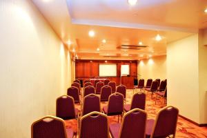 The business area and/or conference room at Oxford Hotel