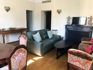 ein Wohnzimmer mit einem Sofa und einem Kamin in der Unterkunft Serena Apartment in Lucca