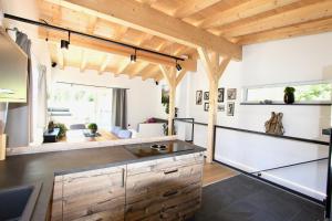 een keuken met houten kasten en een houten plafond bij Chalet Maria in Ochsengarten