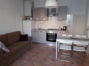 Kuchyňa alebo kuchynka v ubytovaní Bouganville A apartament B&B