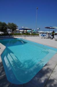 Bazén v ubytování Hotel Internazionale nebo v jeho okolí