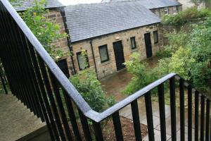 balcone con vista su una casa. di Duke Of Wellington a Matlock