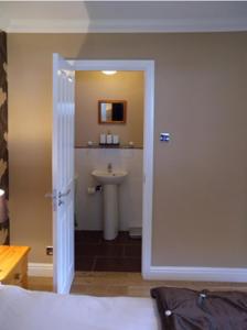 Ванная комната в Ben Arthur's Bothy Luxury Flat