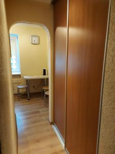 une porte menant à une chambre avec une table et une table. dans l'établissement Dzīvoklis, à Ventspils