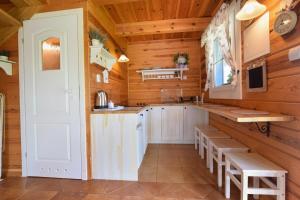 Η κουζίνα ή μικρή κουζίνα στο Wilkowa Chata +31 φωτογραφίες