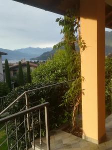 una vista desde el balcón de una casa en Cascina nel Bosco, en Cannobio