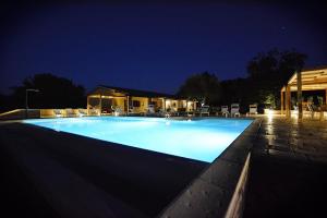 Bazén v ubytovaní Agriturismo La Noce alebo v jeho blízkosti