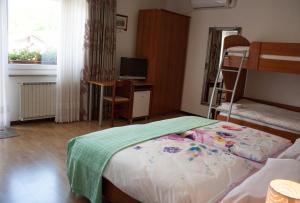 Voodi või voodid majutusasutuse Rooms Kapelj toas