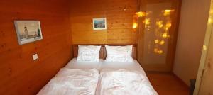 Кровать или кровати в номере Ferienhaus Fernblick