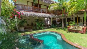 a resort with a swimming pool in the yard at Residence Bons Ventos Jeri in Jericoacoara