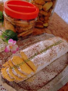 un plato de comida con pan y un frasco de pepinillos en Abbondanza® Agriturismo, en Alberobello