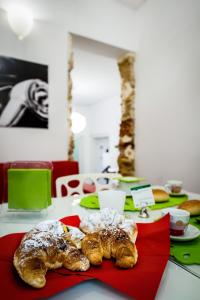 uma mesa com pão e bolos num guardanapo vermelho em White em Palermo