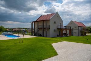 una casa con patio y parque infantil en Menta Lak en Balatongyörök