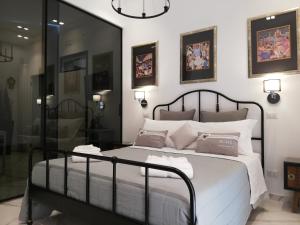 ein Schlafzimmer mit einem großen weißen Bett in einem Zimmer in der Unterkunft La suite del centro storico in Matera