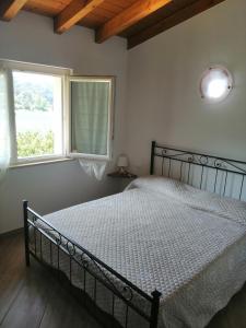 Postel nebo postele na pokoji v ubytování CASCINA LEGNAGO trilocale a 6 chilometri da SALO'