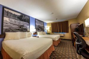 Super 8 by Wyndham Kamloops On The Hill客房内的一张或多张床位